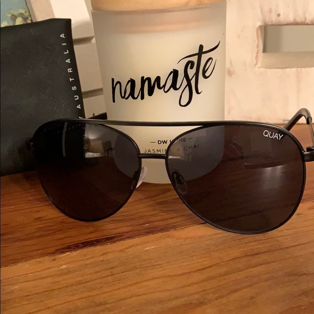 Quay vivienne black aviator sunglasses NWT +case